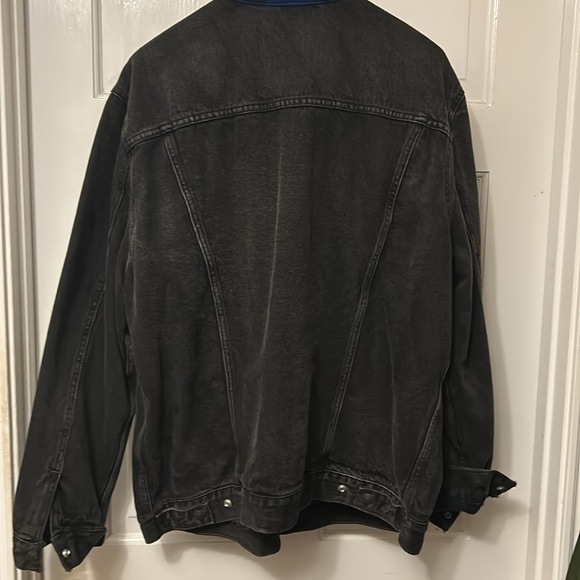 Levi’s insulated jacket with the blue and black plaid design on the inside - Picture 3 of 8